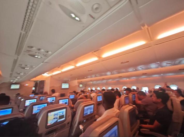 A380变成“空中牢笼”！373人被困10小时有人中暑，谁给阿联酋航空的胆子在中