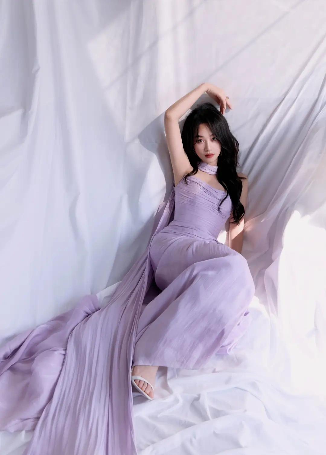 蓝盈莹变美了，脸上的苦相没有了，浅紫色裙子穿在她身上竟也仙气飘飘，又温柔十足。