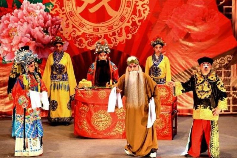 听戏是古代非常流行娱乐活动，和现代先进的舞台配置不同，古人没有扩音器和话筒，那么