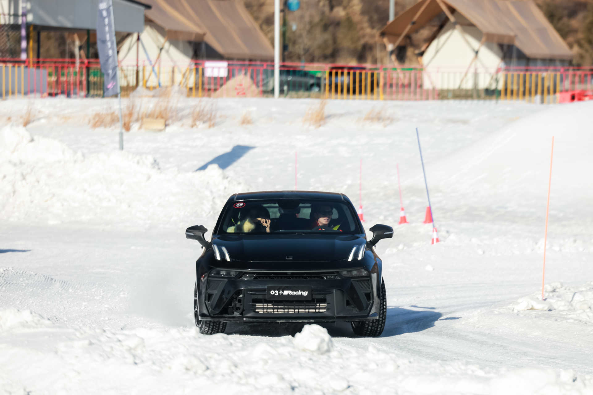 滑雪玩爽了，开车也得爽这两天开着900穿越雪林换上03+又能在雪地漂移画圆论操控