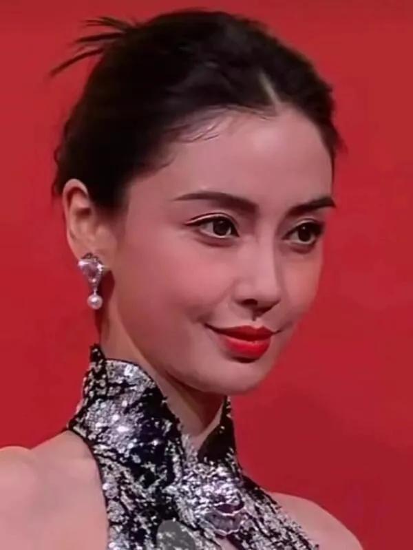 baby归来盛装出席活动，好像换了模样，这是要复出的节奏吗？
#杨颖风采全开# 