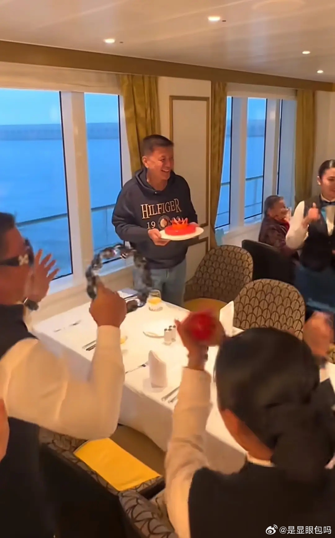 刘之冰63岁游轮度假庆生，好友侯勇唱歌助兴，茹萍婆婆出镜气质好！ 