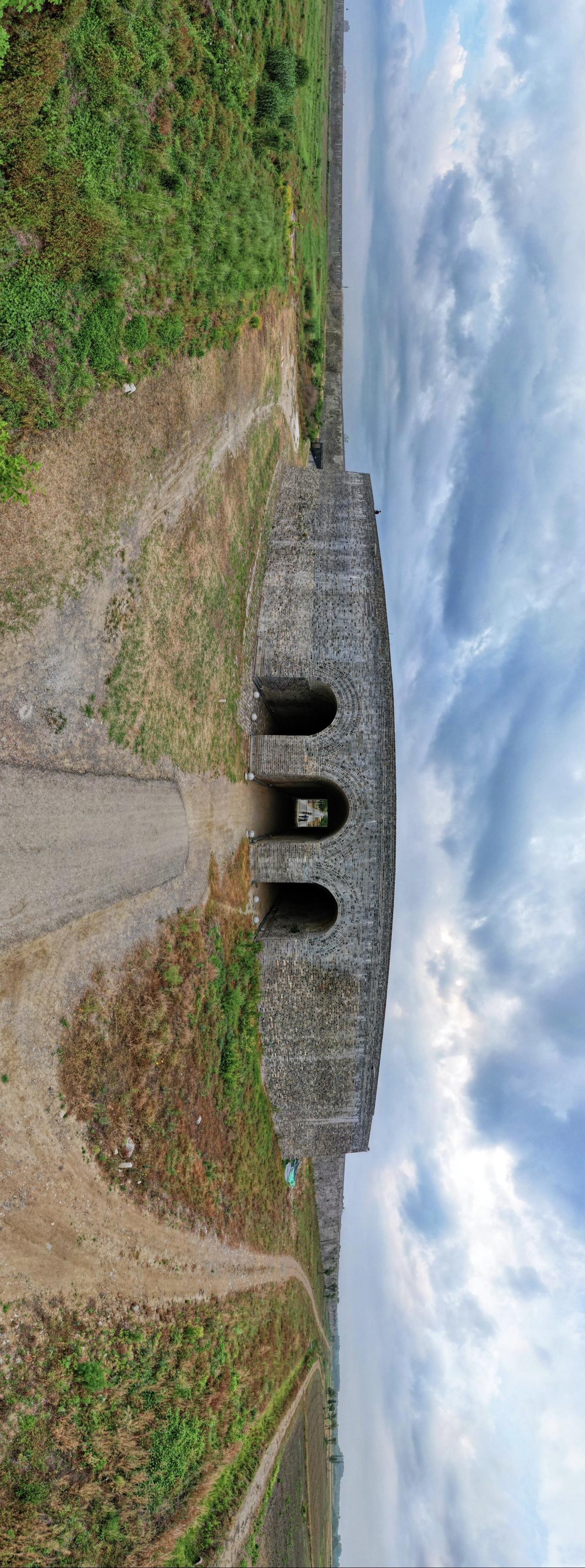 明中都遗址位于安徽省滁州市凤阳县，是朱元璋在自己的家乡凤阳所营建的第一座都城，规