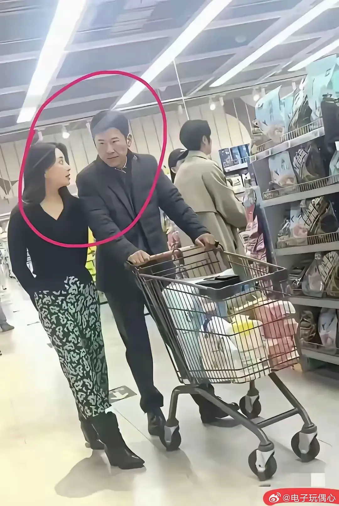 我的个妈呐！我在杭州大厦购物中心碰到了谁？面容憔悴、真的老了 