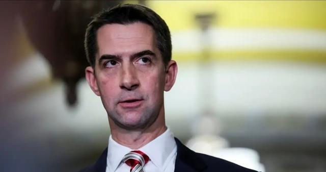 被我方制裁的美国共和党籍参议员汤姆·科顿写道：“我们不应该一边用繁文缛节束缚美国