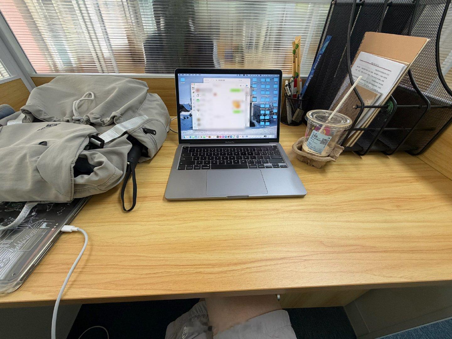 什么都没干就这样度过了一上午，现在等着下班回学校吃饭了（单位就在学校对面，爽！ 