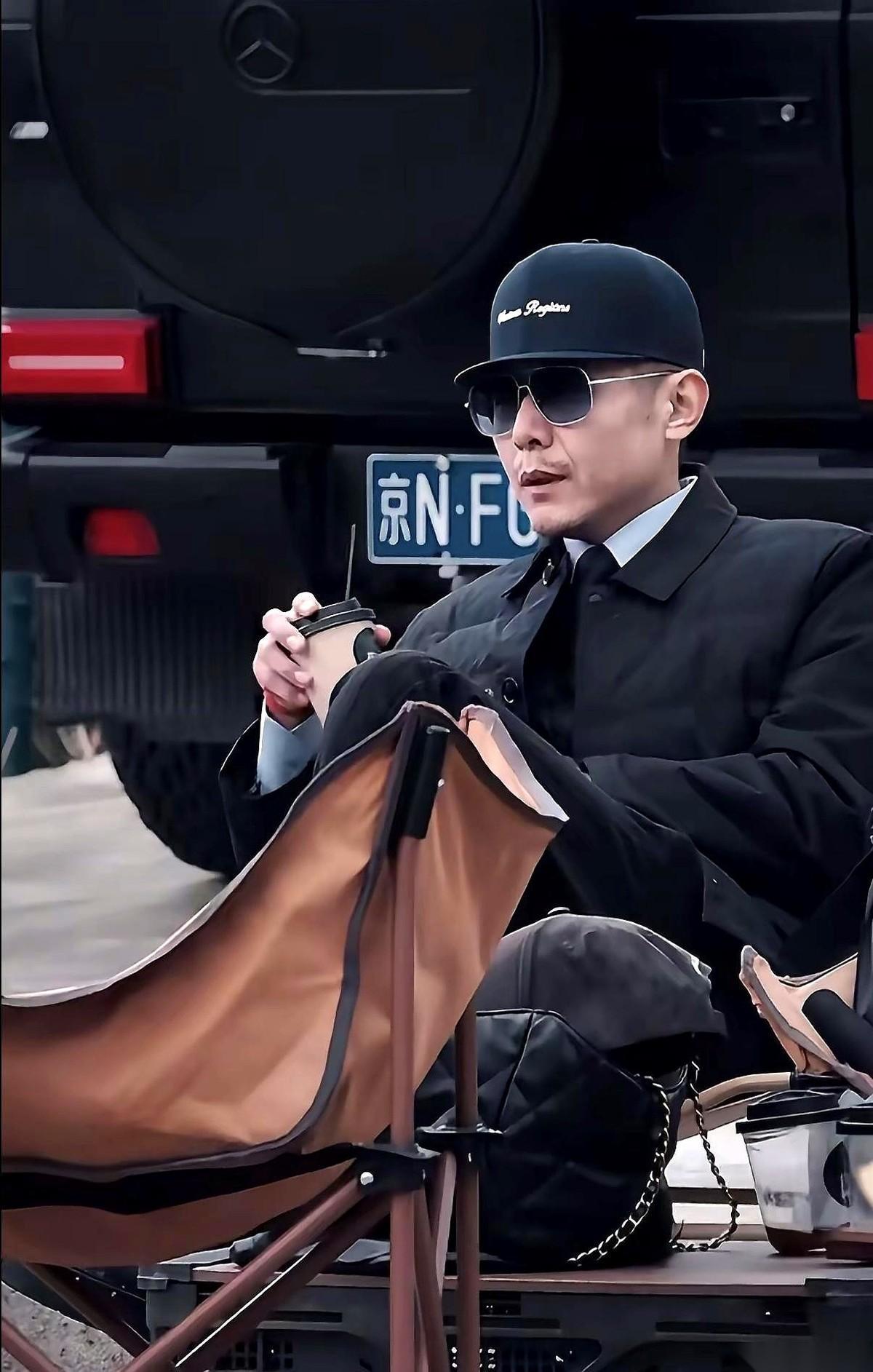 大冰直播间，深夜连上一个大哥。
手机电流声里，裹着一个沙哑到快要断气的男声：“冰