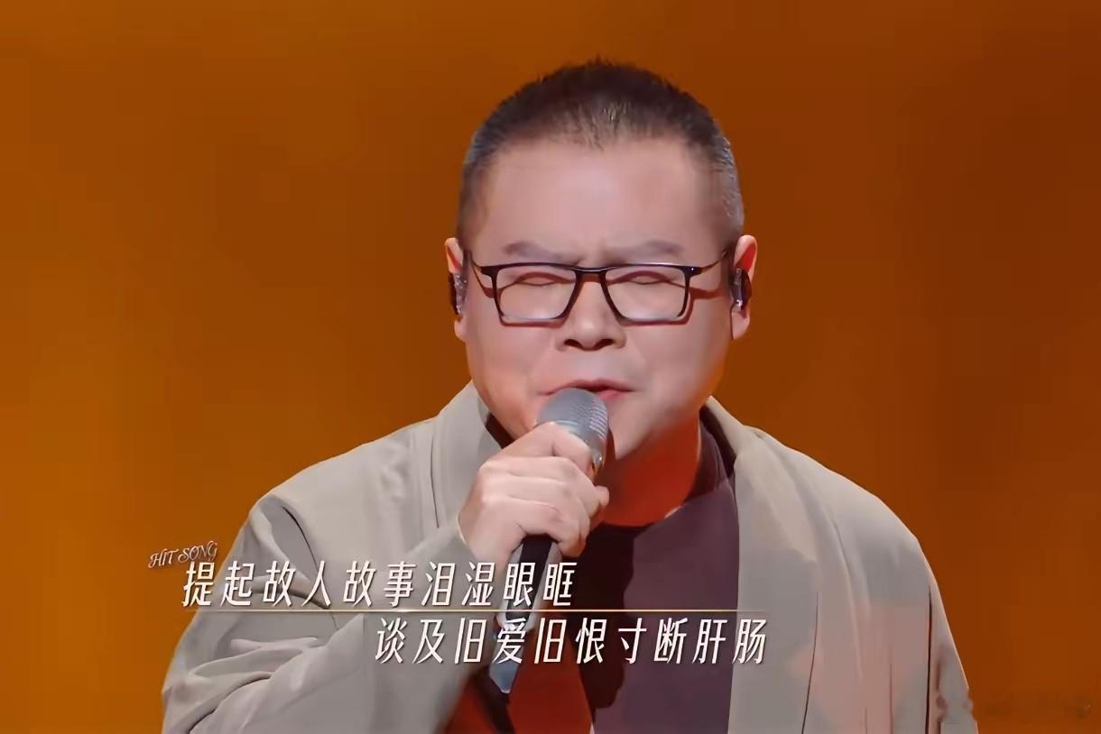 主持人询问岳云鹏为什么特别选择《西楼女儿》这首歌，岳云鹏回答说：“这歌是海来阿木