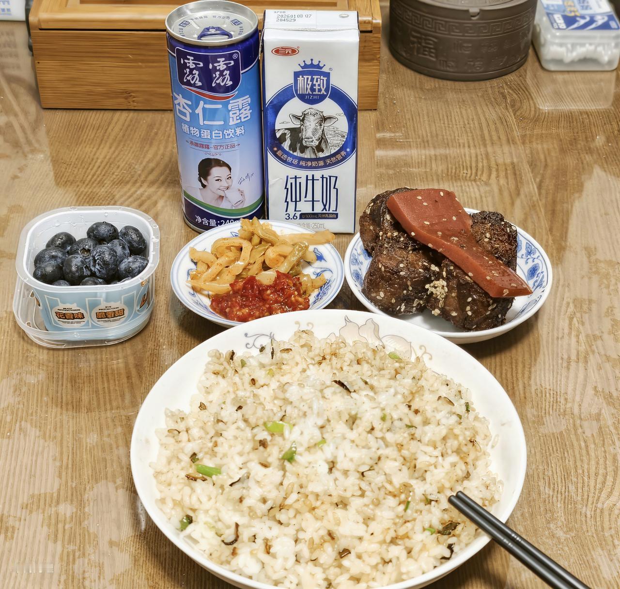 斋月第十六天的晚餐是葱花炒饭。清晨，我回到了涿州的家中，打开冰箱，里面空空如也。