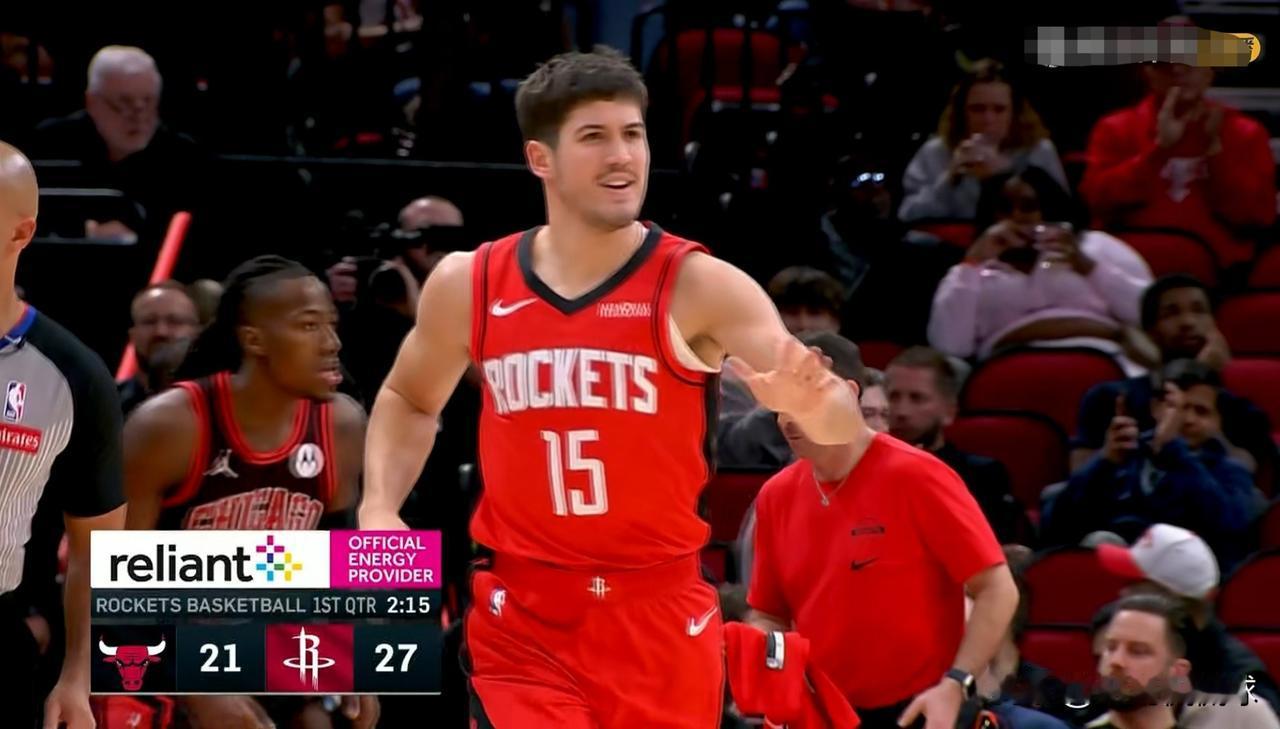 火箭新星谢波德真是让人爱恨交加！在今天火箭主场迎战公牛的上半场比赛中，谢波德在进