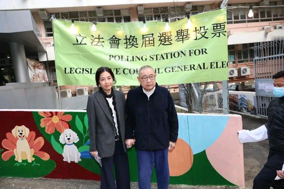 香港富商刘銮雄最近又成了焦点。12月7日，他和太太甘比现身香港立法会换届选举投票