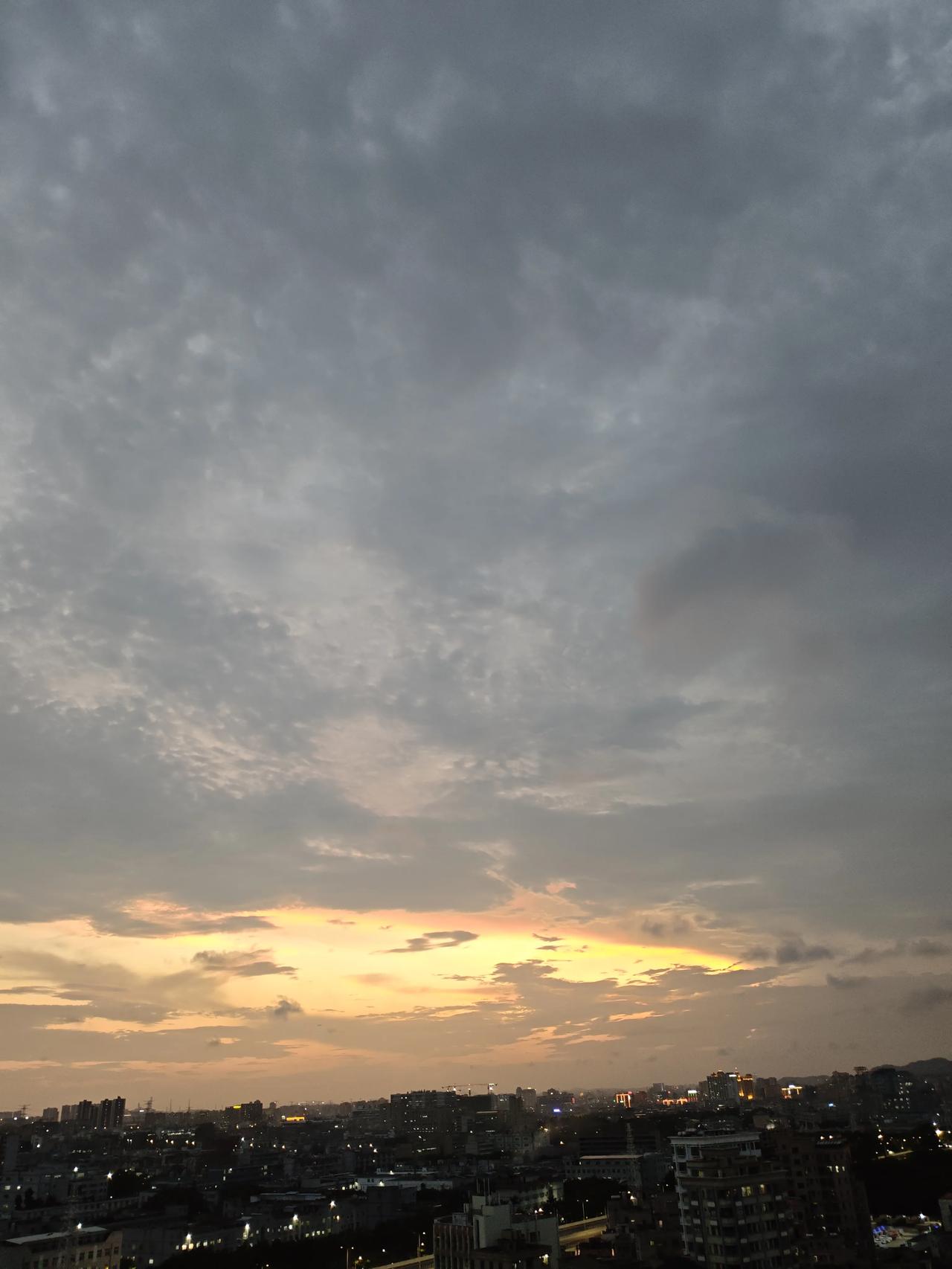 我拍到的落日瞬间昨天晚上的落日夕阳很壮观，整个天上都是这落日夕阳！