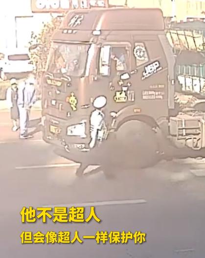 真是人民的好公仆！吉林长春，2名学生过马路去学校，一辆小车看见后主动停车让行，结