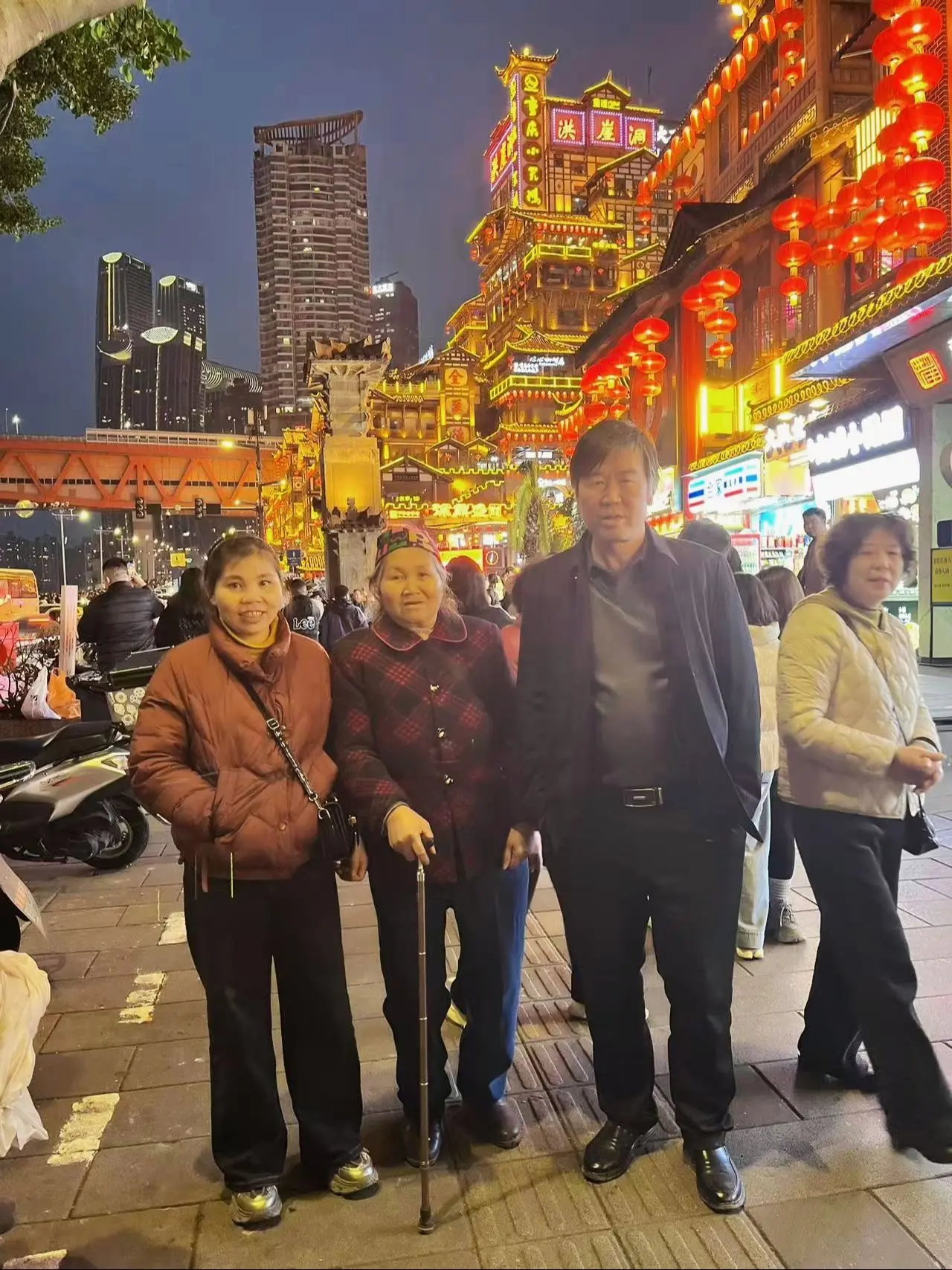 带爸妈跟姑妈去重庆游玩记录的美好，以前拼了命的赚钱是因为害怕贫穷，现在...