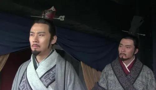 战国时期，年轻的苏秦去往齐国拜师求学，他拜在了著名的鬼谷子门下，但是外出游学多年