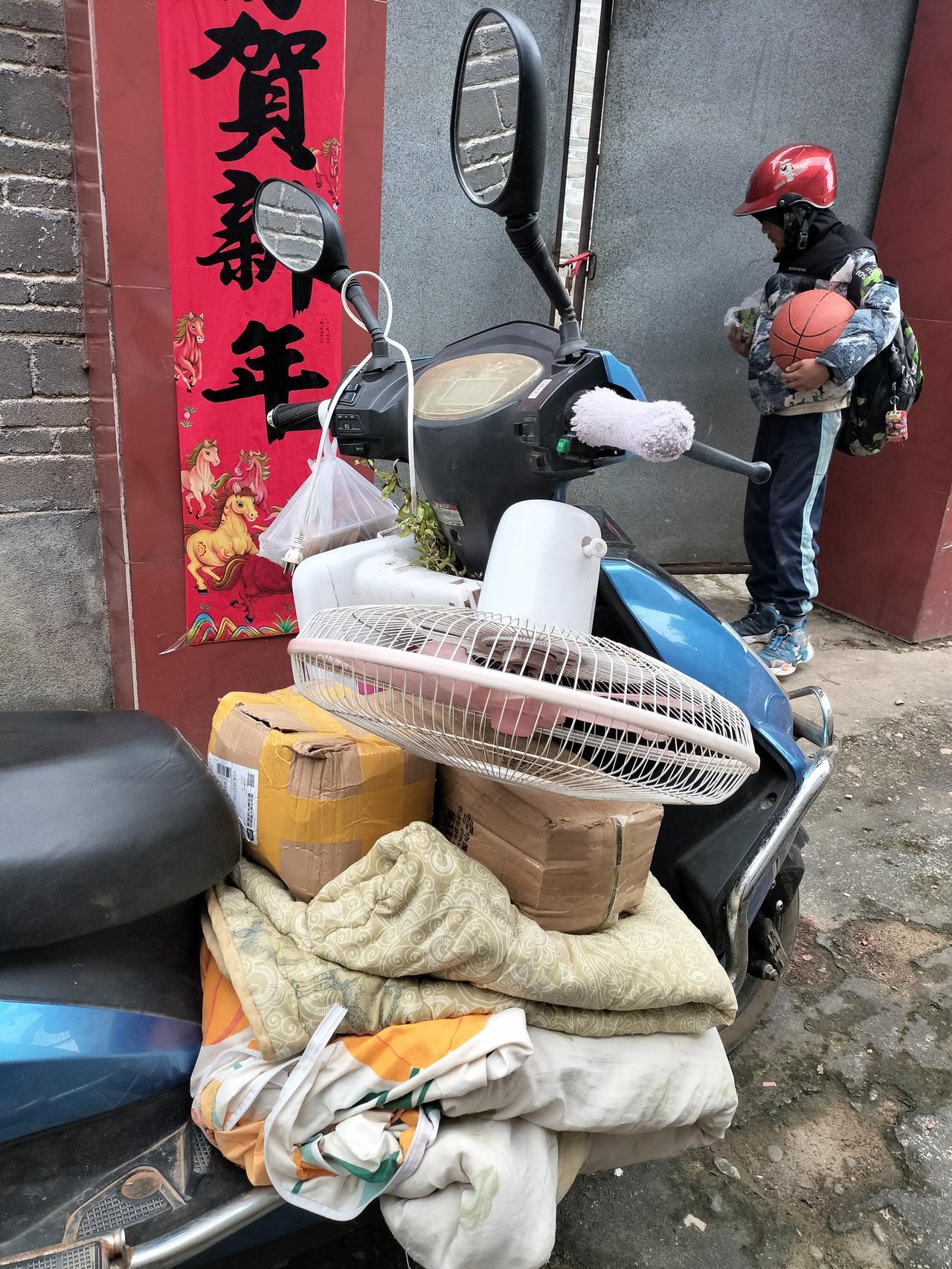 我每个礼拜都要骑电动车带儿子回老家了，今天拿被子和风扇回来了，上个礼拜是拿蚊帐回