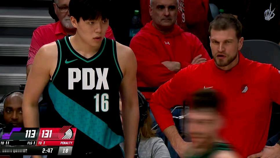 比赛没悬念的时候，杨瀚森才被派上场，两个回合都摸到了球，拿到4分。
效率真的不错