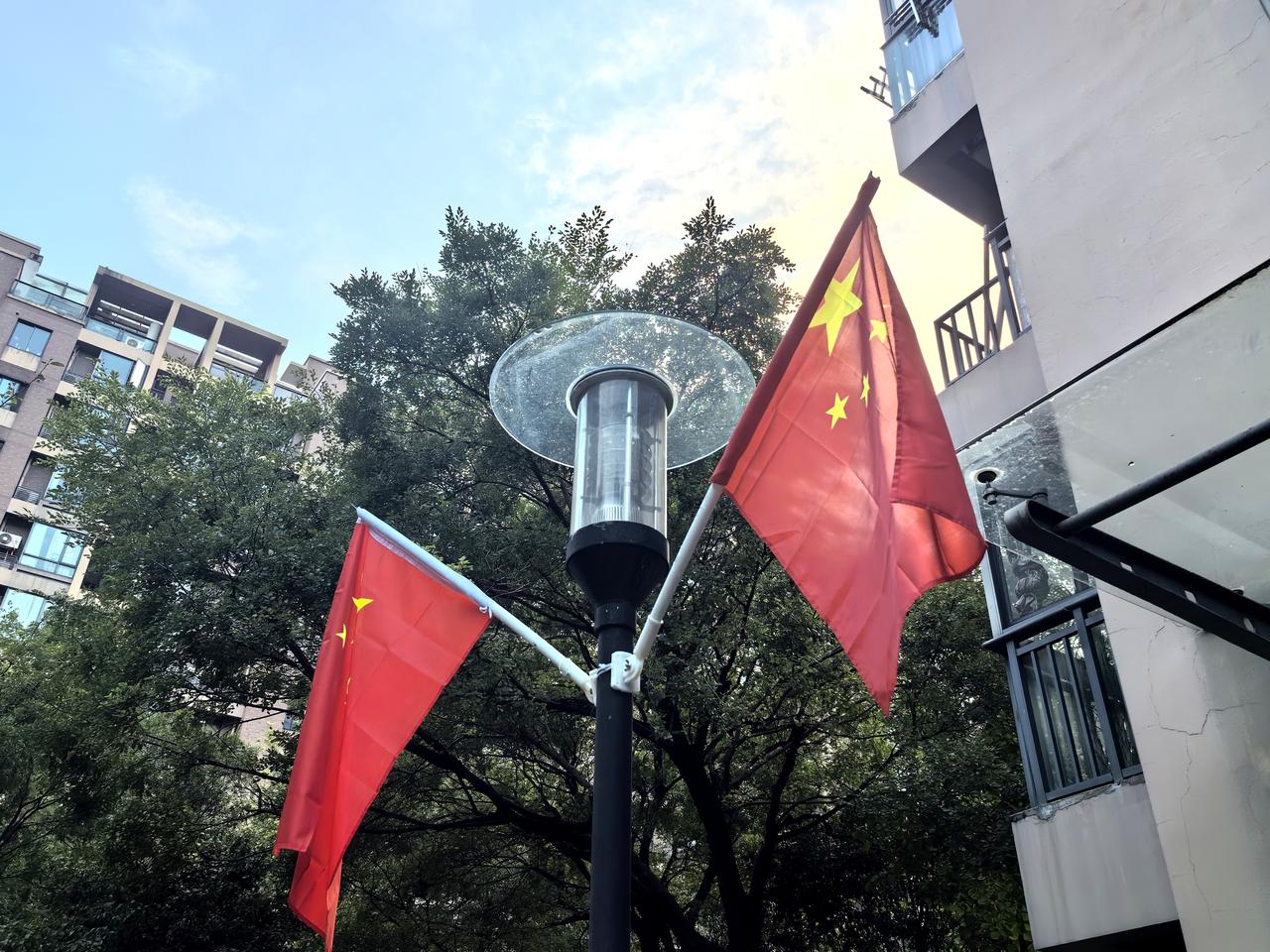 七律·国庆颂
街巷五星旗帜扬，
秋潮卷岸涌钱塘。
湖滨鼓动催龙舞，
柳浪莺歌醉桂