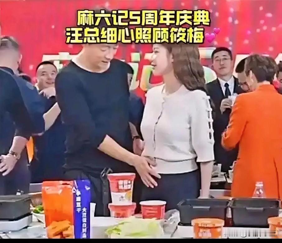 马筱梅主动晒孕肚，小腹隆起超6个月，夫妻俩感受胎动画面非常温馨，马筱梅挺着六个月