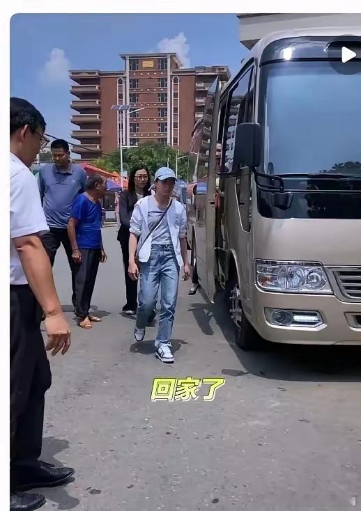 全红婵乘坐公务车，已经抵达迈合村全红婵终于回家了！一大早乘坐飞机往家赶，想和家人