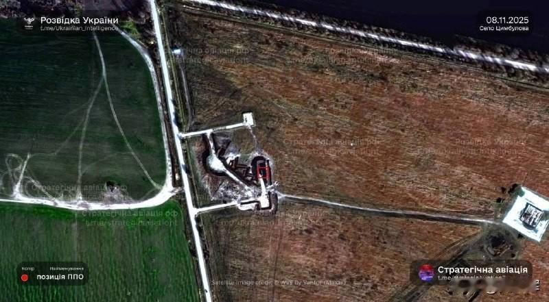 乌克兰方面公布了俄罗斯无人机在奥尔洛夫州齐姆布洛沃居民点附近发射阵地的卫星图像。