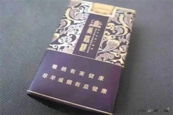 幽默笑话：【给爸买烟】
马上要过春节，老公说：“回去看二老，除了礼物给爸买一条好