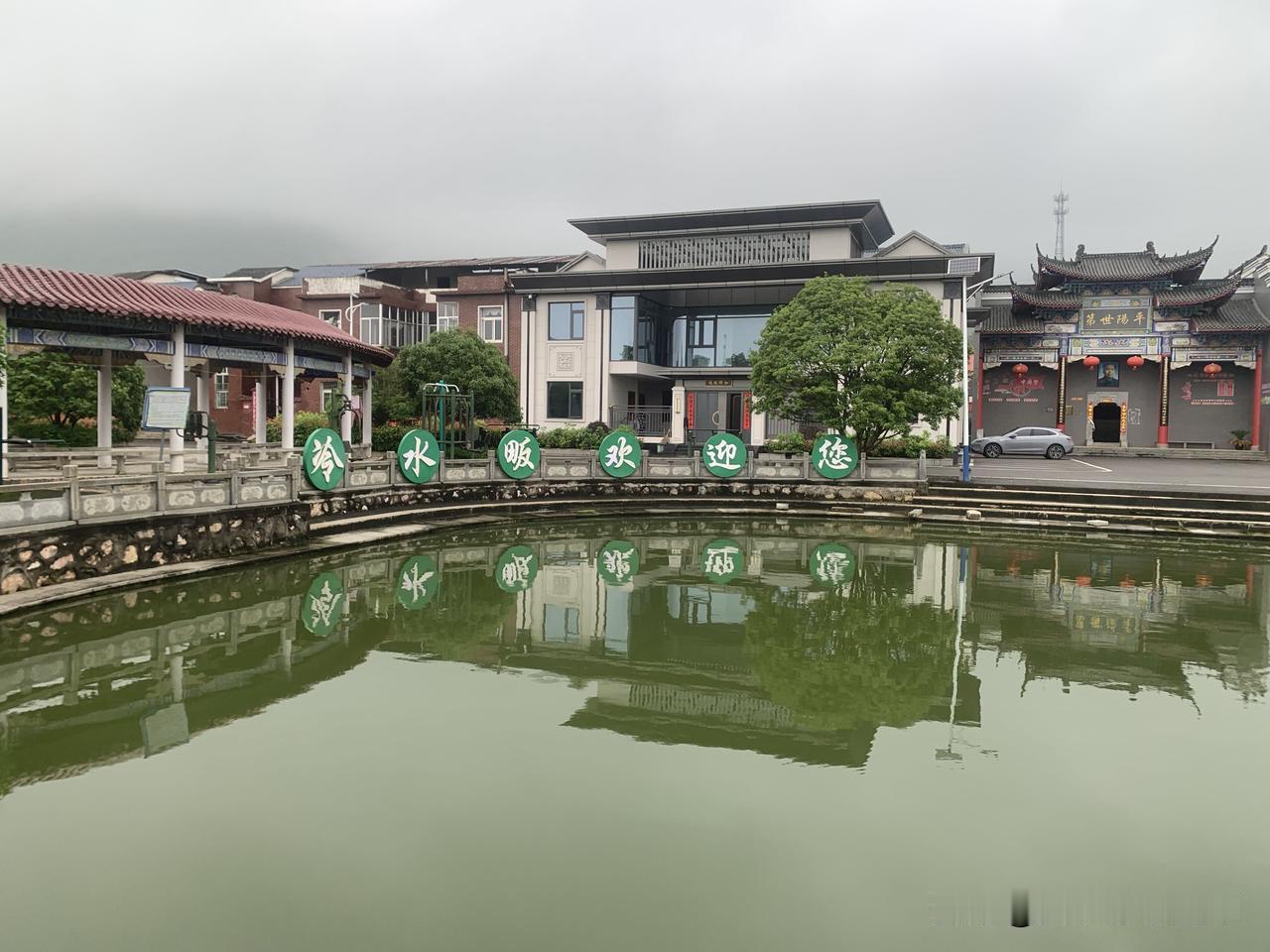 从马克思主义视角来看，人类社会最根本的矛盾，是生产力与生产关系的矛盾。生产力不断
