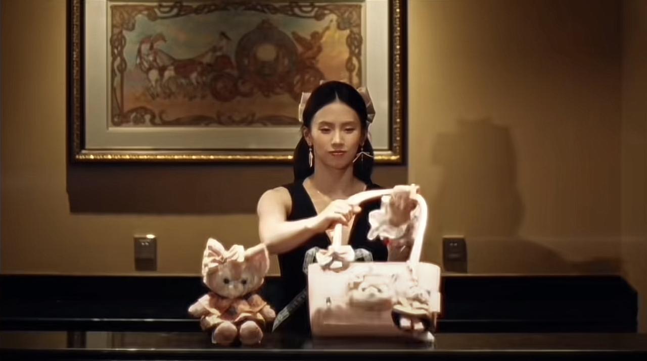 上海囡囡的腔调，
是刻在骨子里的精致

她不是在玩娃娃，
是在演绎＂上海女人的终