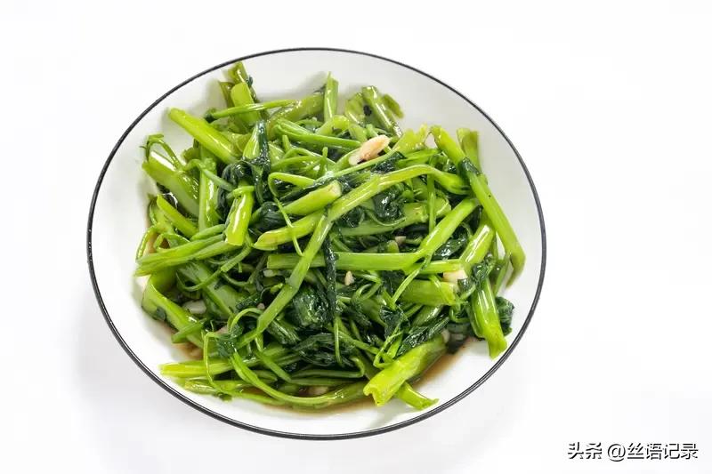 午饭做得早，已经吃饭。中午我炒了一个青菜，用蒜末、红辣椒段炒的空心菜。这道菜非常