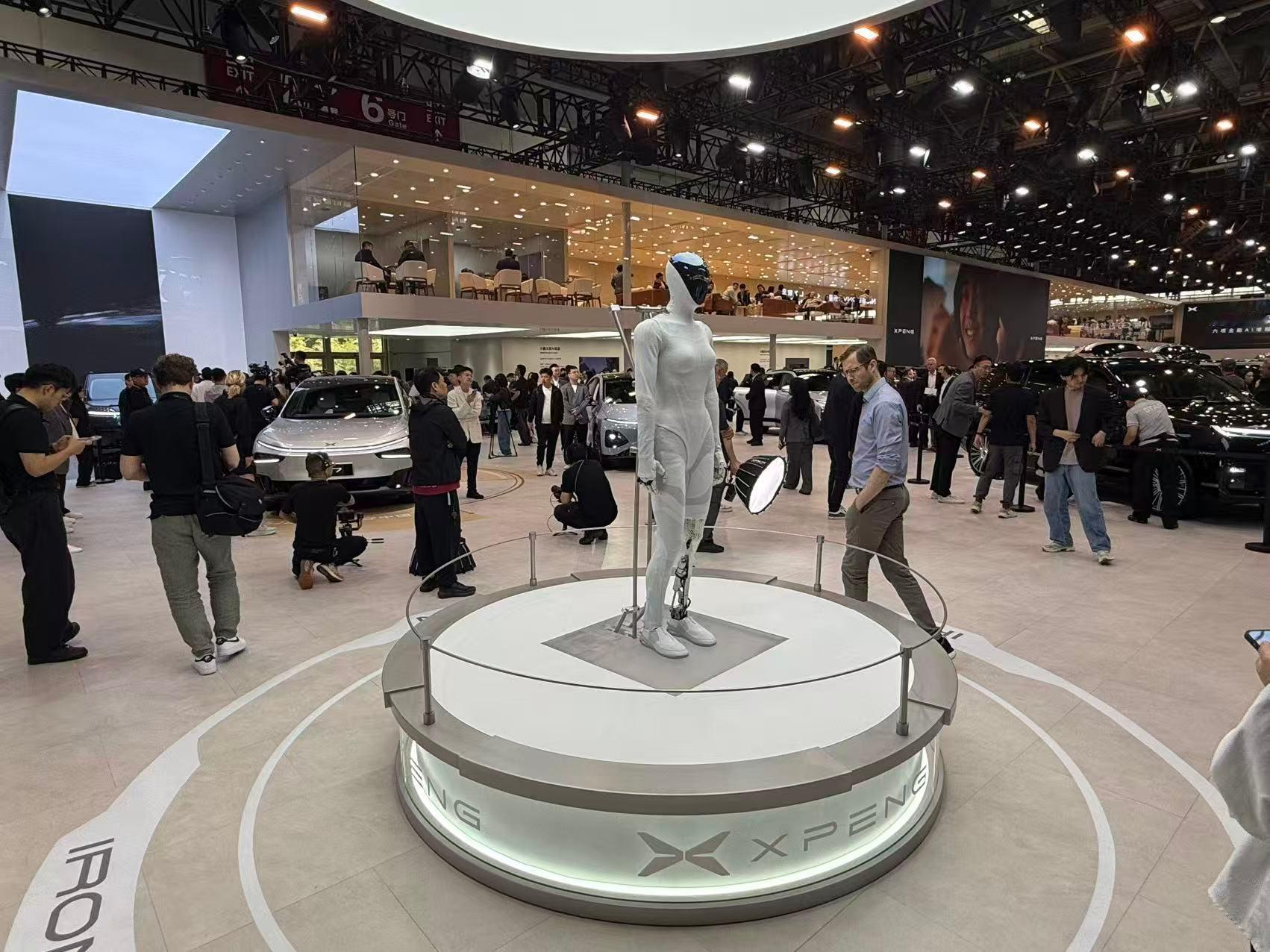 杰哥带你逛2026北京车展——小鹏展台！小鹏这次把"物理AI"三个字焊死在脑门上