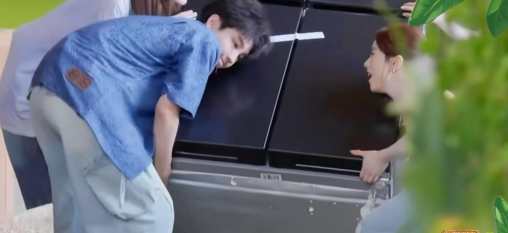 王俊凯 我们COO搬冰箱时候鼓起的小包子脸也太萌了吧顶着这么美萌的小猫脸去抬这么