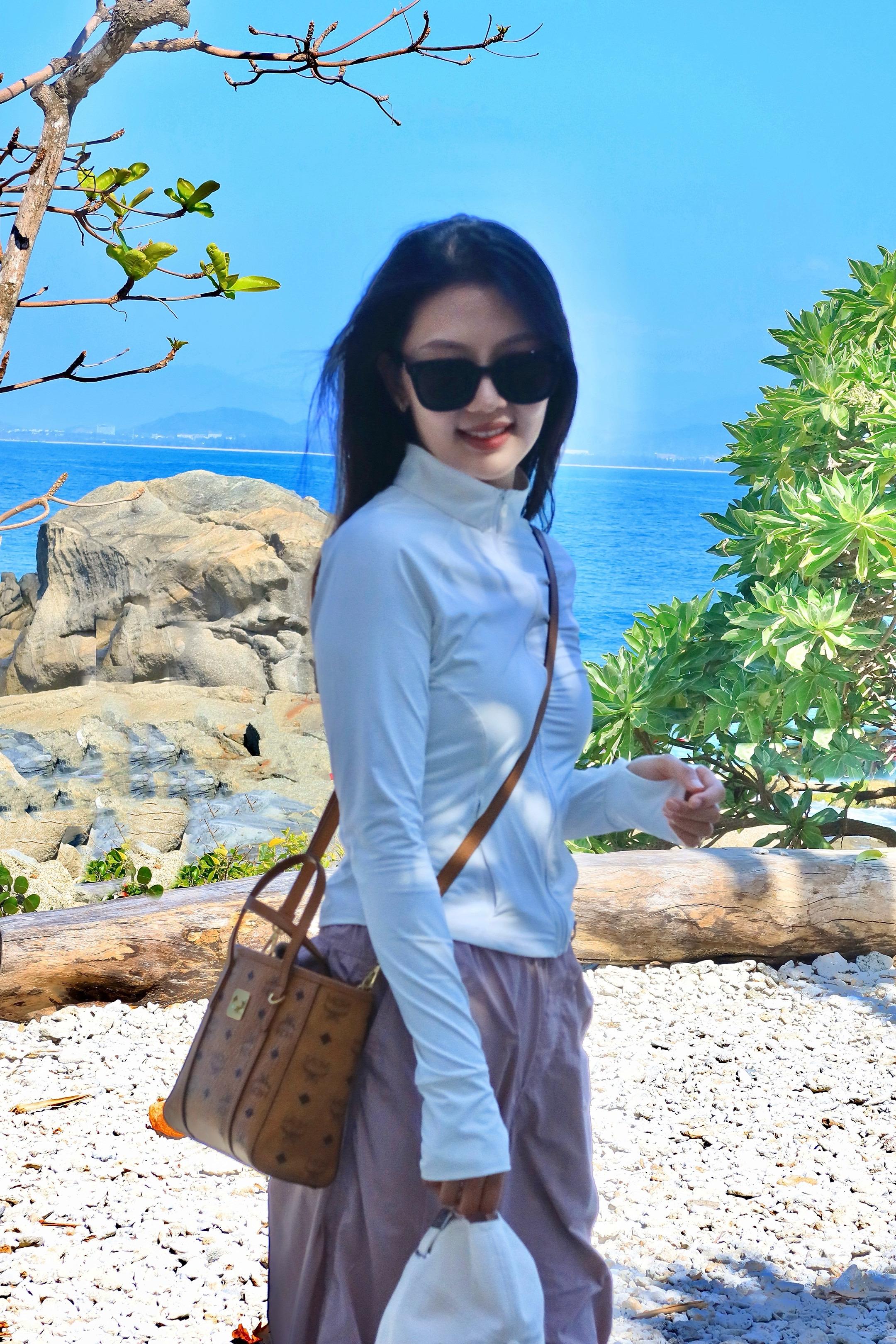 日子是重复的，但快乐可以的新的。香蕉树一生只开一次花，就像我一生只爱我...