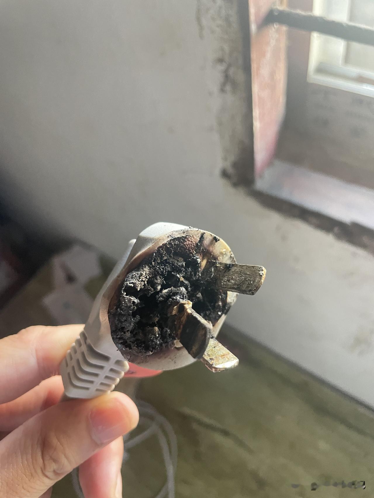 谁懂啊朋友们，空调插头这样了，怎么办啊[捂脸]