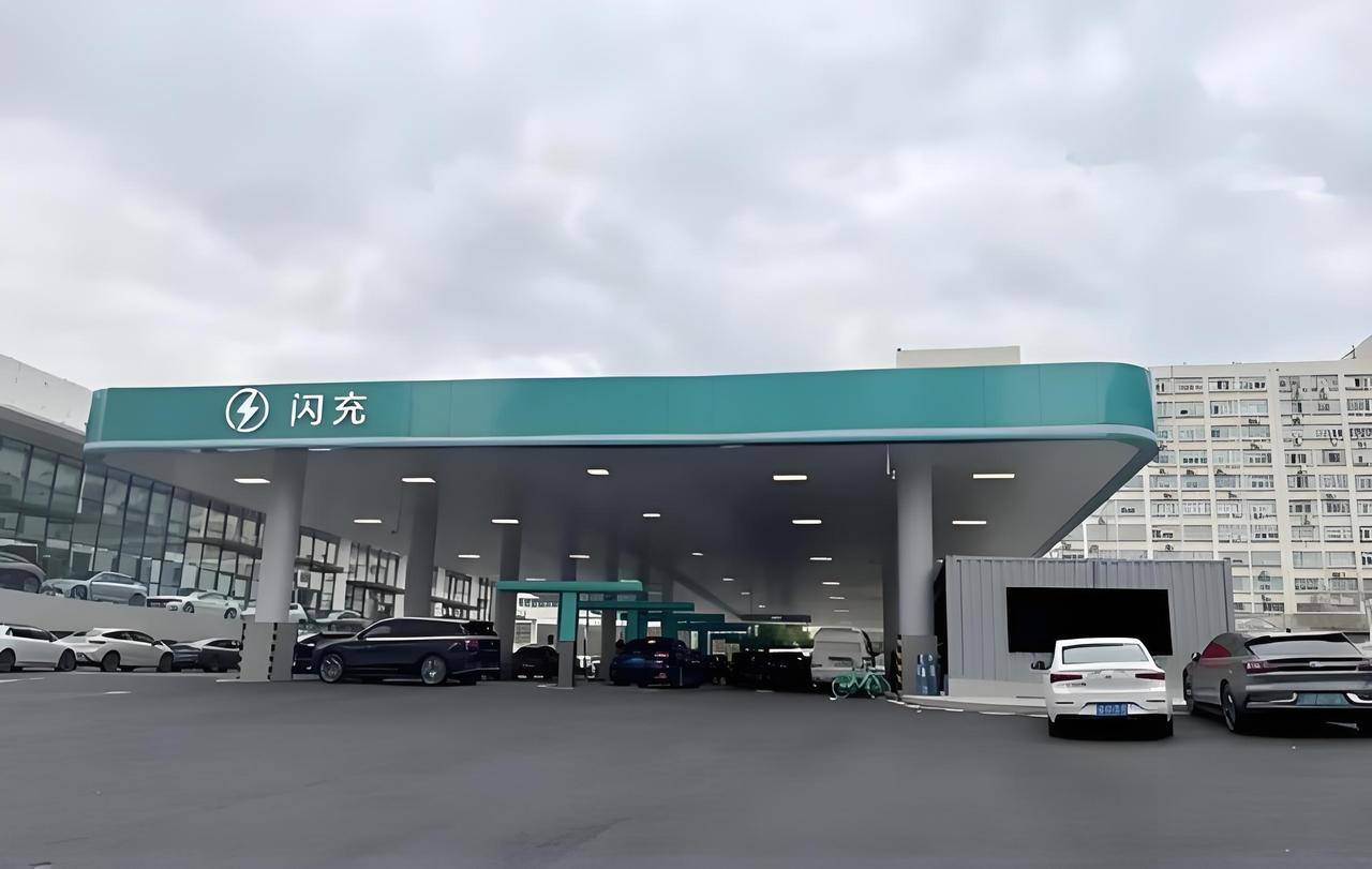 比亚迪进军超充站建设，这必将是纯电车一个划时代的发展。
超充需要汽车和充电站同时