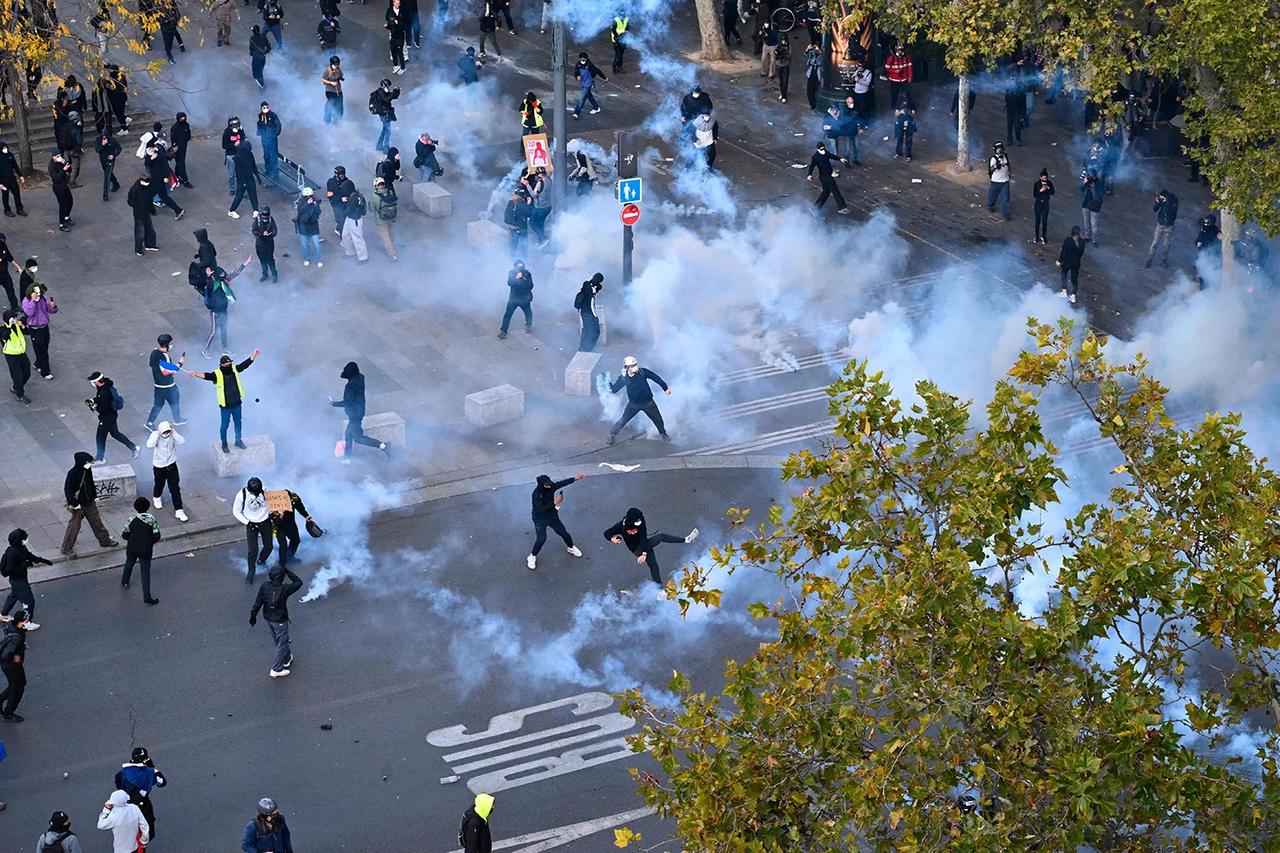 法国骚乱升级 ，百年市政厅被焚，马克龙强硬表态。
法国17日爆发全国性示威并演变