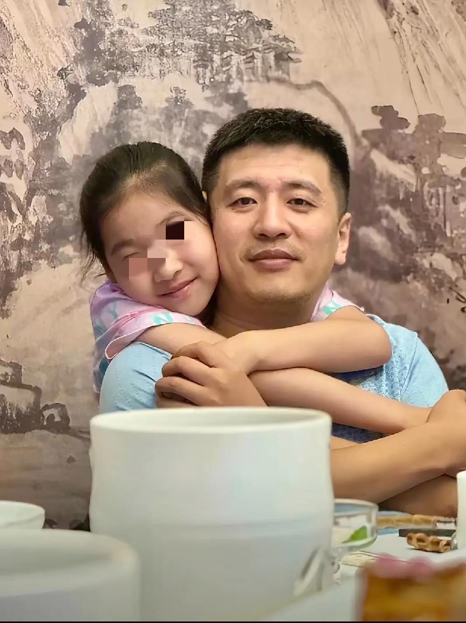 张雪峰最牵挂的莫过于女儿。
她生于2015年6月，取名“张姩菡”，是张雪峰翻遍字