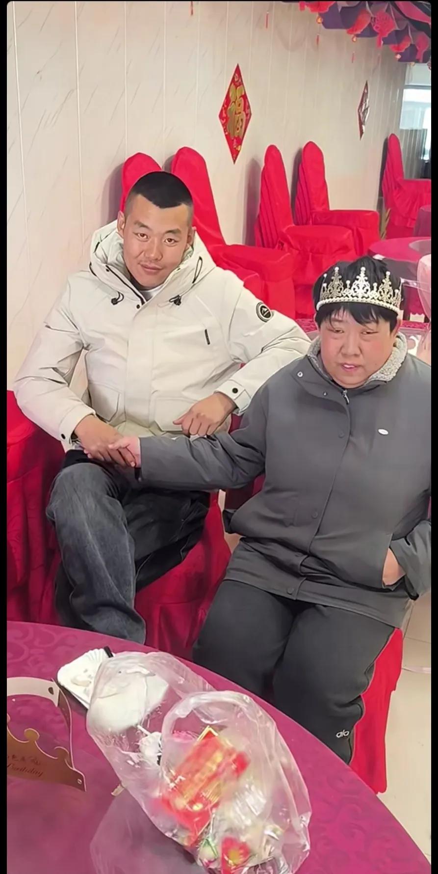 亲戚介绍的对象，小伙子很喜欢这个女生，时刻都是握着对方的手，到了爱不释手的地步。