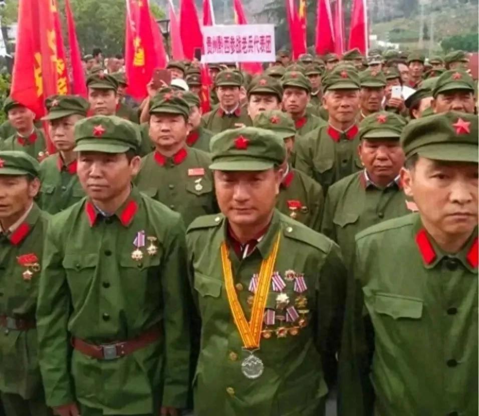 战时各国民众态度对比。征兵办喊话：外敌来犯，奔赴前线，参战一月补贴一万。中国人：