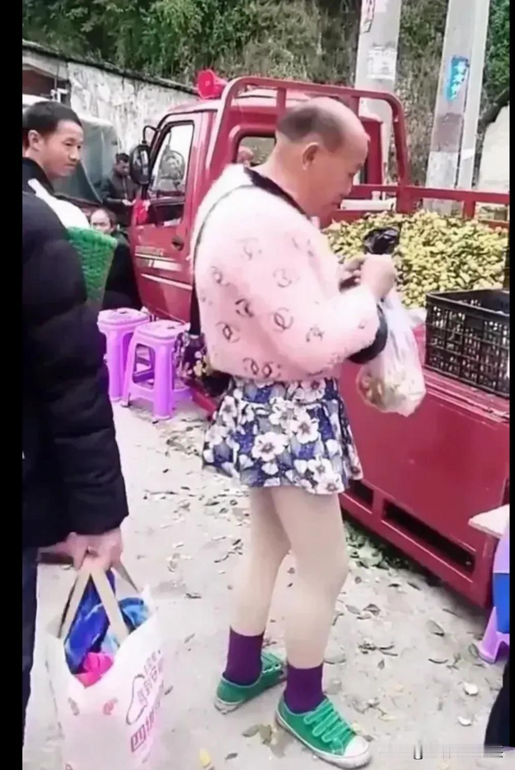 就喜欢这样的爷们，打扮的花枝招展的，肯定性格好，而且还不会出轨[偷笑]#还得是大