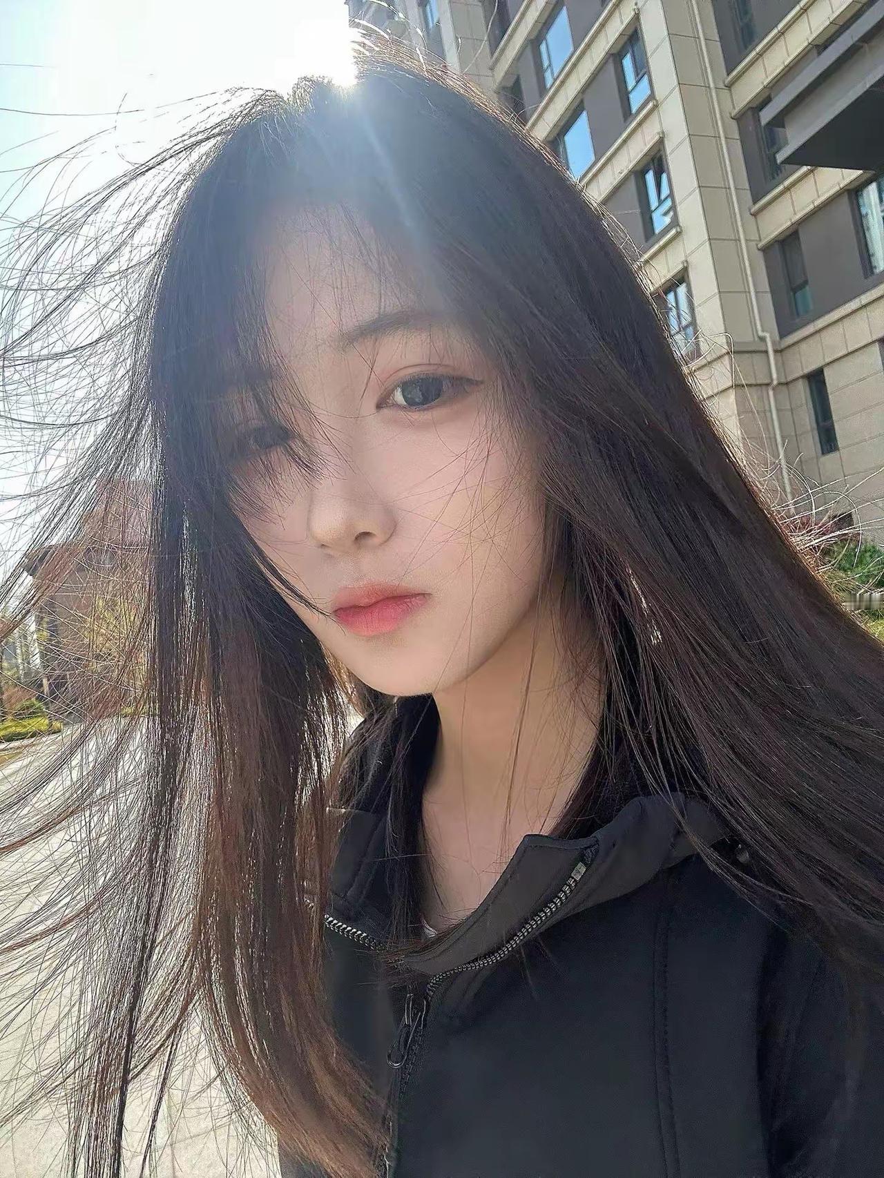 风吹乱发丝，似水年华。