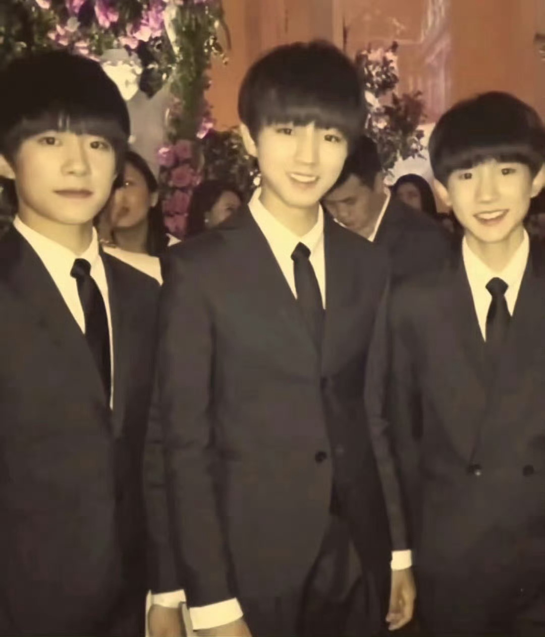 黄子韬婚礼可以请TFBOYS吗 三老只献唱一首魔法城堡[doge] 