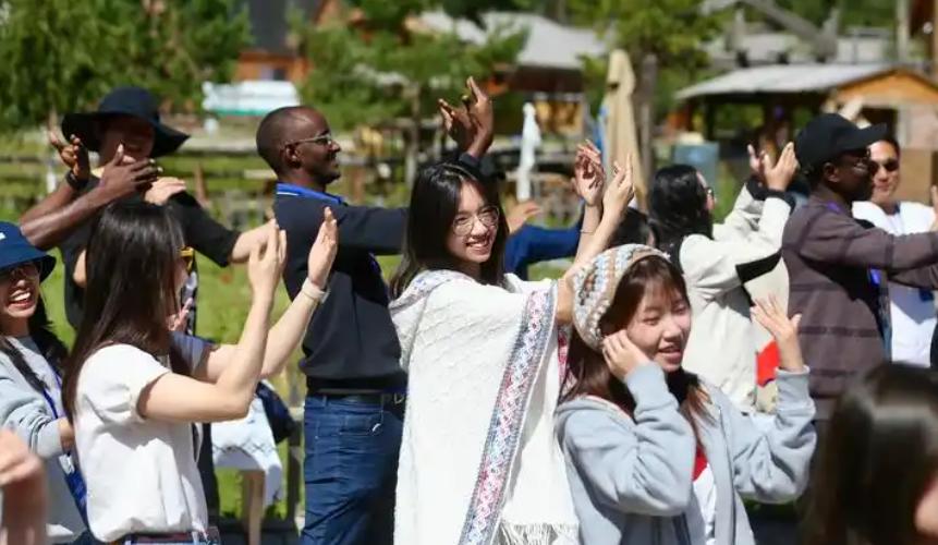 如何评价2025年中国海外留学生归国潮？
2025年出国留学57万多人，回国却达