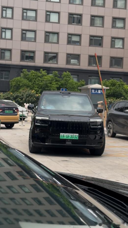 水均益北京排队充电被一眼认出水均益充电现场大方聊极氪9X快充，900V平台加持补