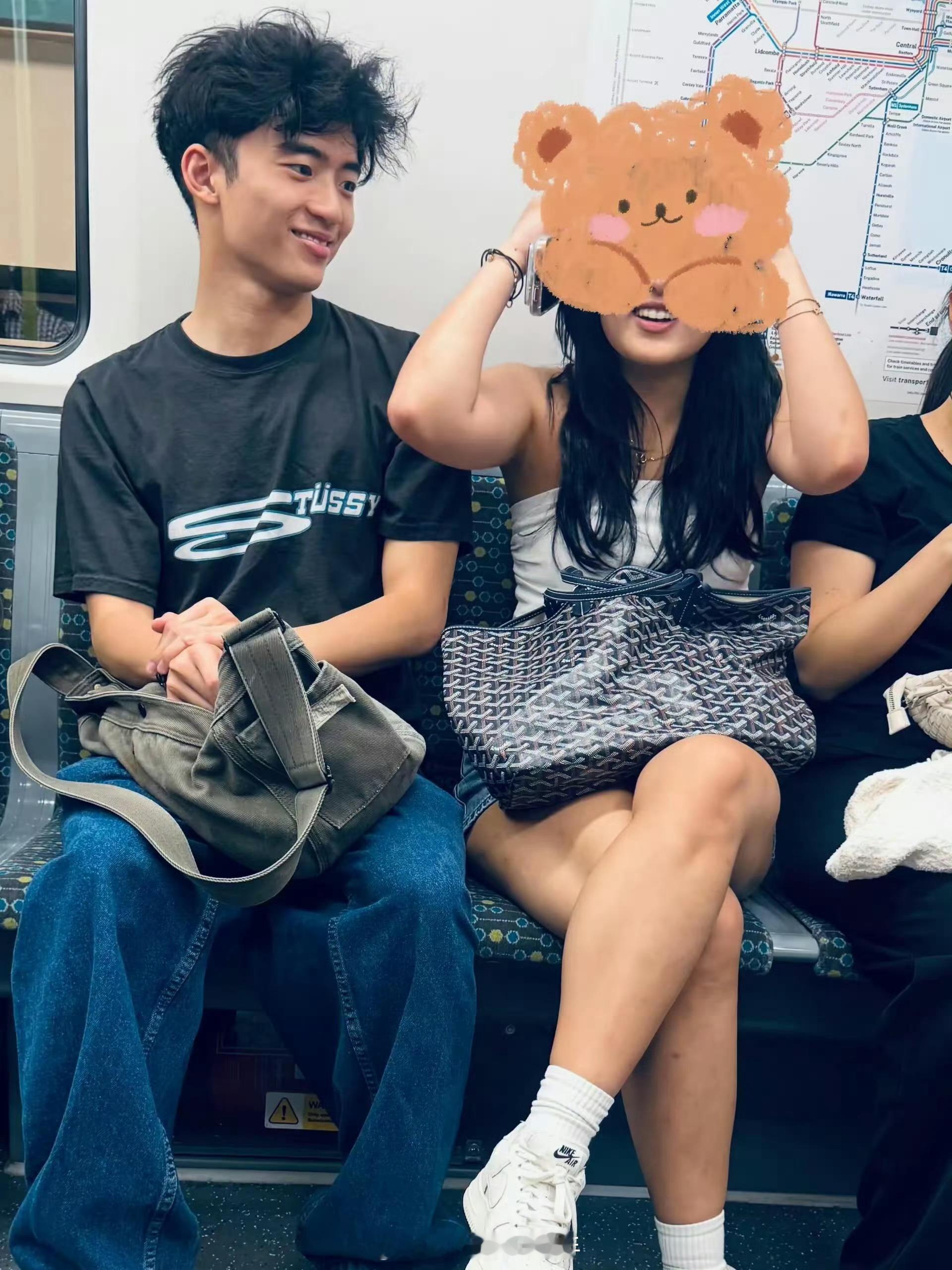 张柏芝大儿子和女生搭地铁张柏芝大儿子疑似恋爱 张柏芝大儿子和女生搭地铁 