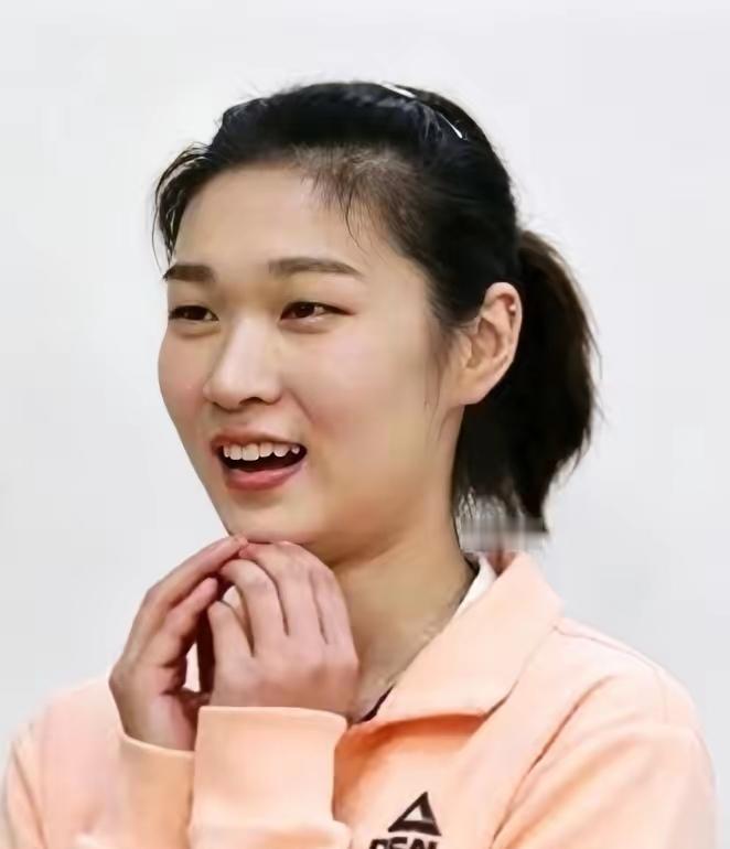 王梦洁同志简介：
王梦洁，女，1995年11月14日出生于山东省济南市，是中国女