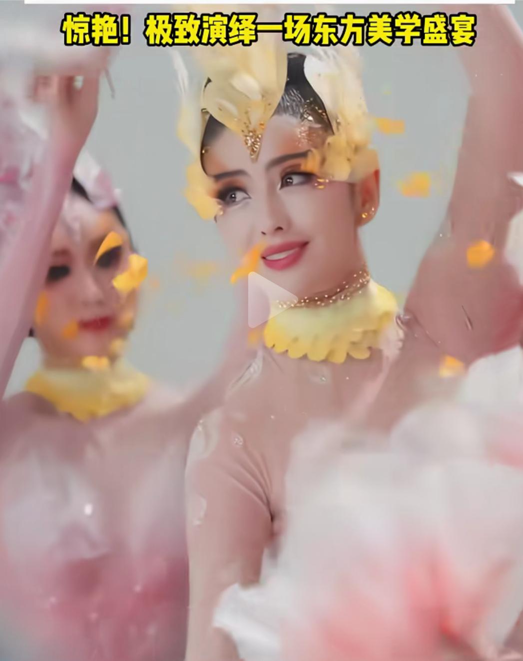 河南春晚《花开富贵》真是美到失语，佟丽娅一袭华裳惊艳亮相，一颦一笑自带东方韵味，