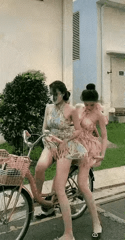 唉呀妈呀，风不正经，专撩美女连短裙……[捂脸][大笑]

某地大街上，两个肤白貌