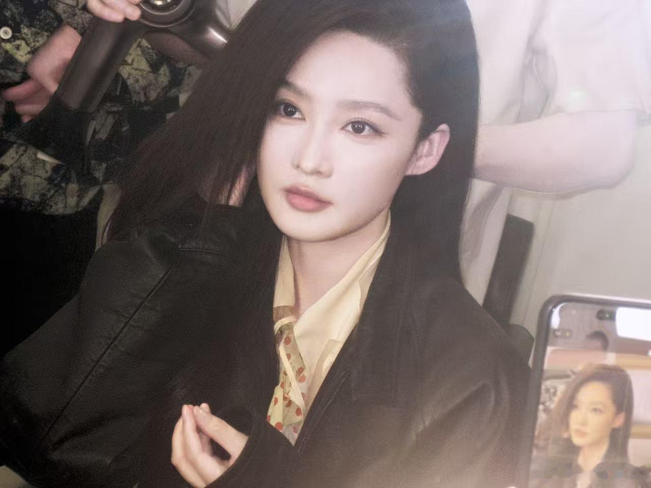 李沁Prada贵气千金李沁Prada港圈大小姐驾到终于见到不一样的风格了，松弛的