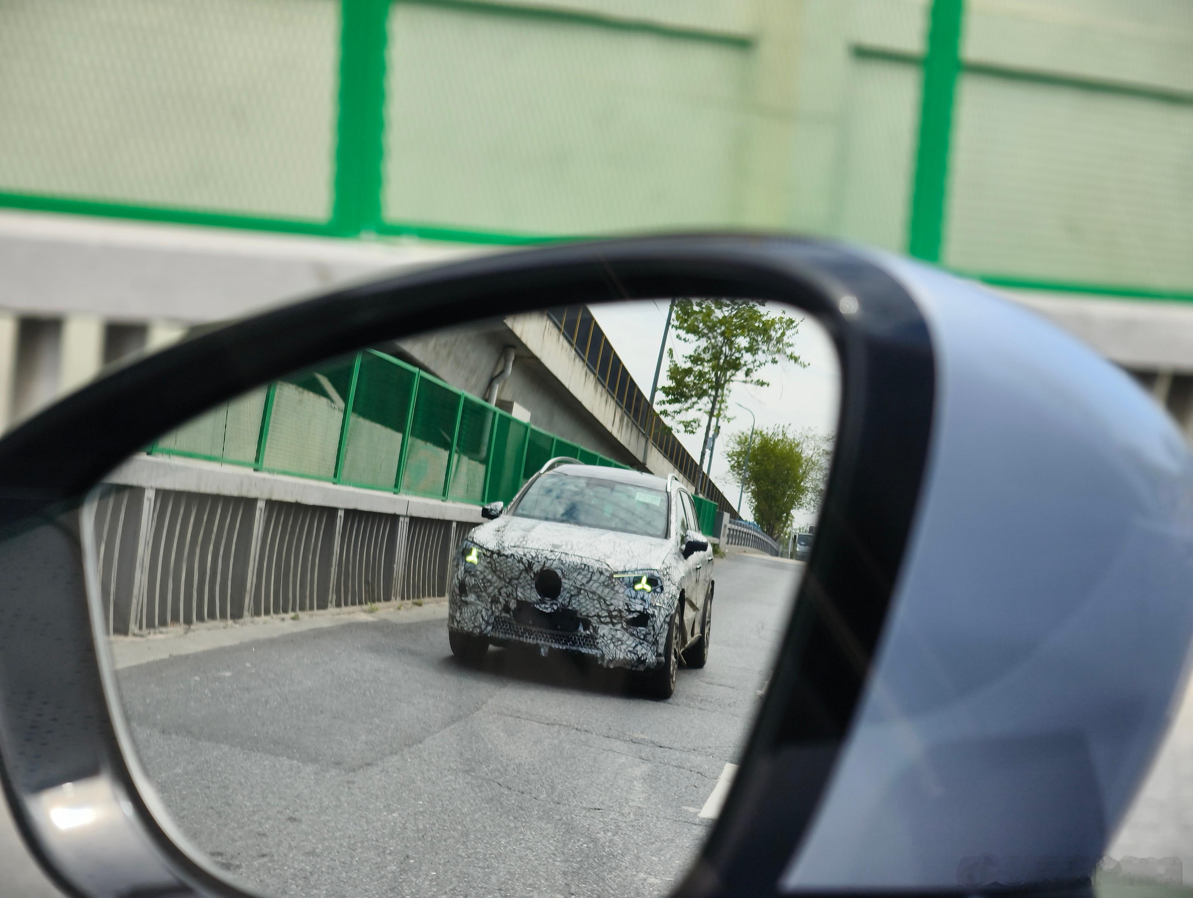 偶遇纯电 GLC，车展亮相，预计 6 月份上市。奔驰今年最重要的纯电车之一。新能