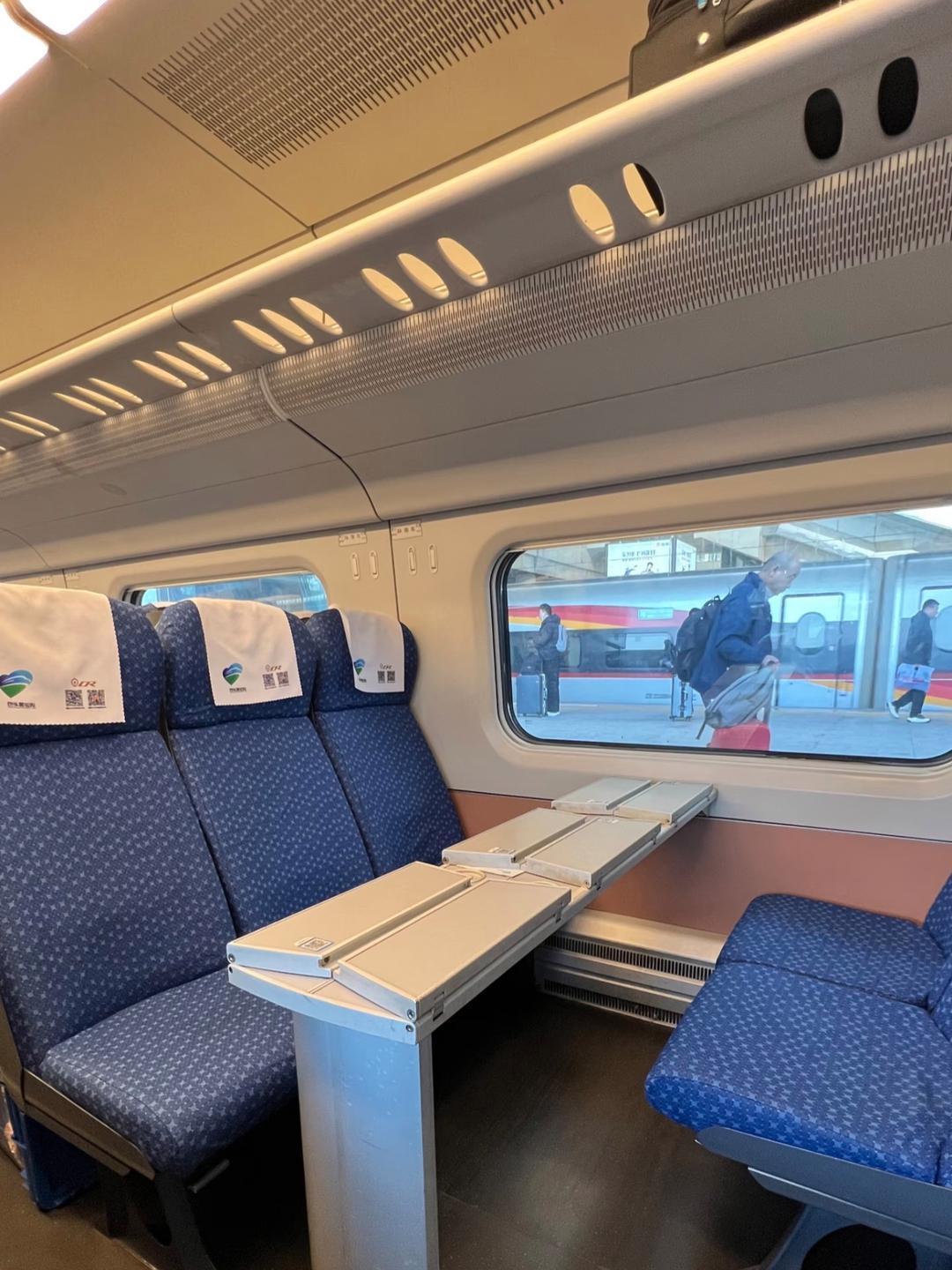 第一次坐这种高铁座位，直接看傻了!
以前坐高铁，要么是一排挤仁人的硬座，要么是商